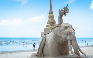 Фестиваль Песчаных пагод на Сонгкран в Банг Саене
