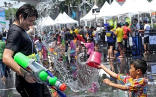 Власти Пхукета разрешили жителям «водные битвы» на улицах во время Сонгкрана