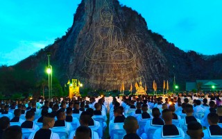 Висакха Пуджа отмечается в Таиланде